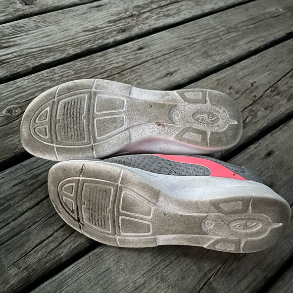 Girls Size 3 Tennis Gym Shoes Gray & Hot Pink/Orange Lightweight Sneakers - Picture 9 of 10